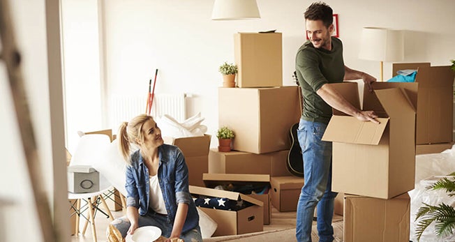 casal com caixas de mudança