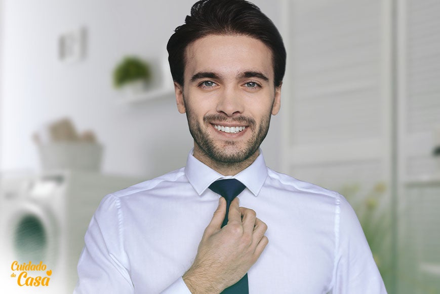 Homem sorrindo com sua camisa social
