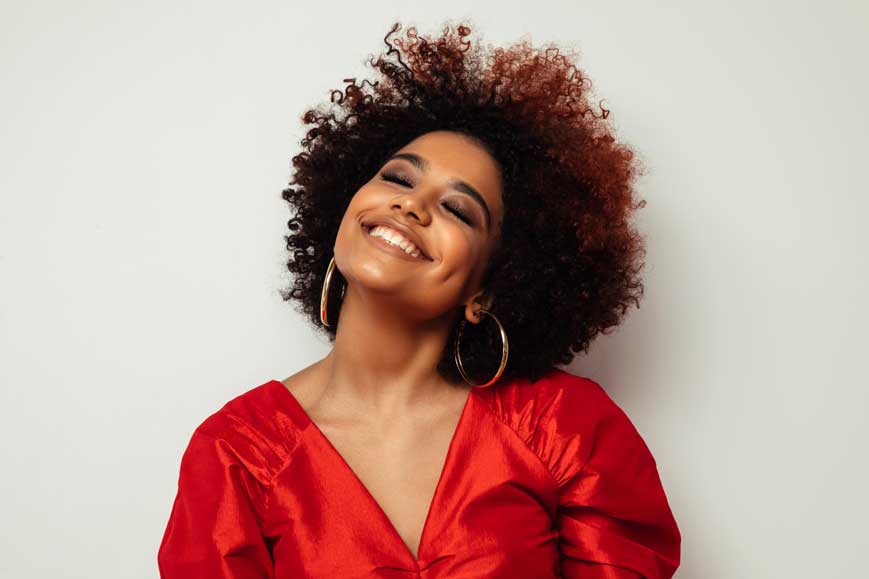 Mulher alegre com vestido de festa