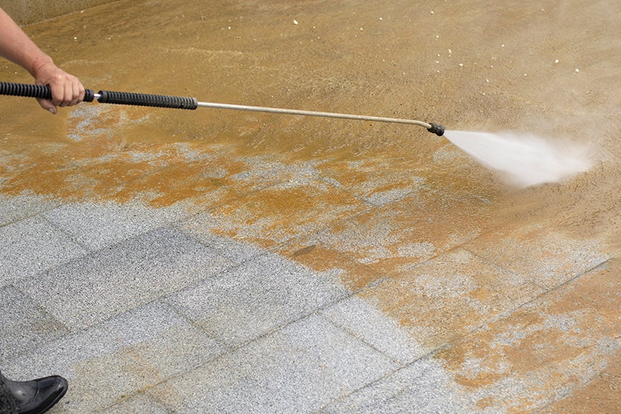 piso com ferrugem sendo lavado com mangueira
