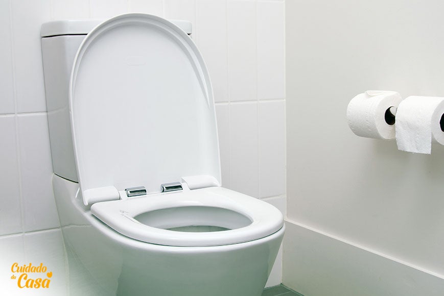 Imagem mostrando o banheiro depois de tirar crosta do vaso sanitário, branco, limpo e brilhando