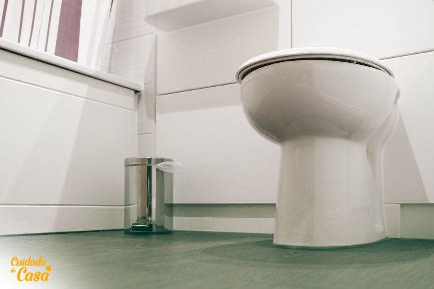 Banheiro limpo após dona da casa sentir cheiro de esgoto