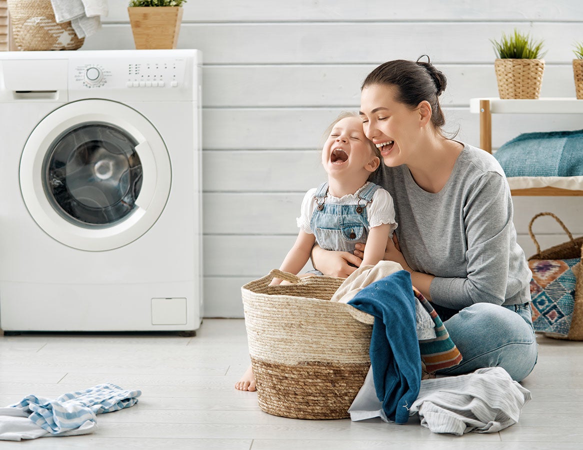 Mujer limpiando el suelo con el limpiador mutiusos Fabuloso