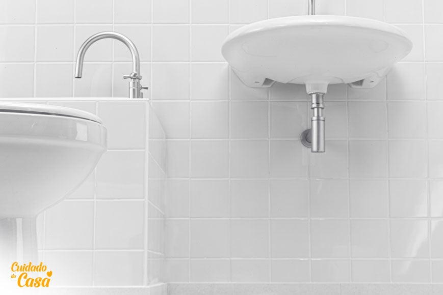 azulejo do banheiro, vaso e pia limpos sem limo