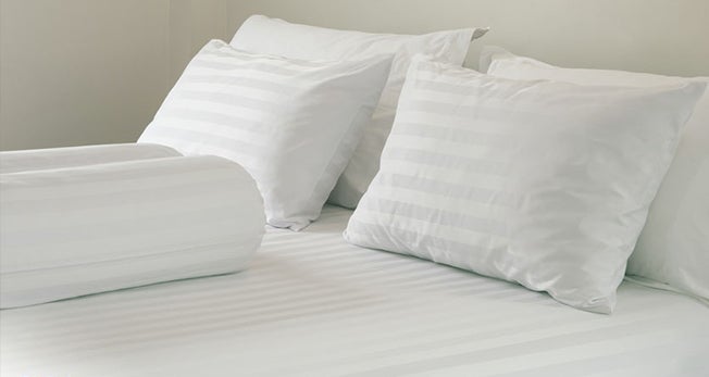 Lençol branco após dono ler tutorial de como lavar lençol branco