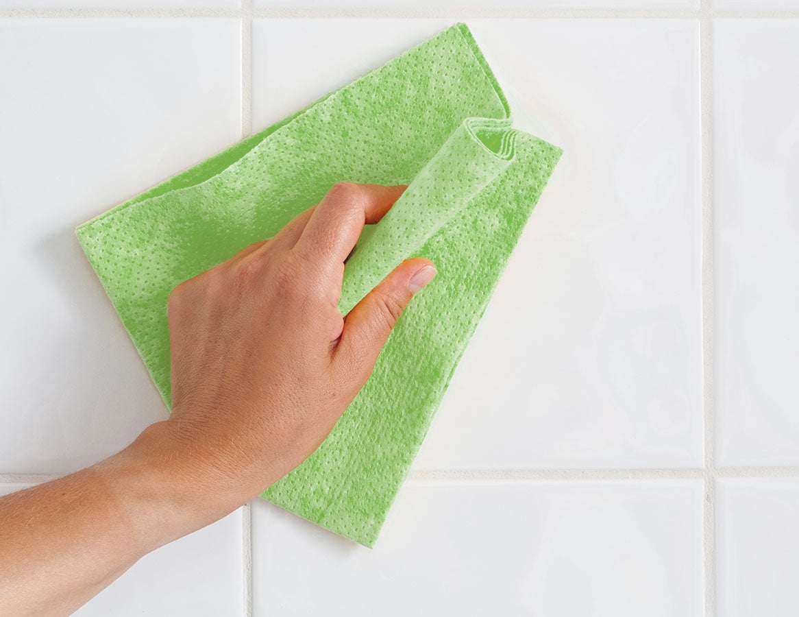 Madre e hijo lavando los platos
